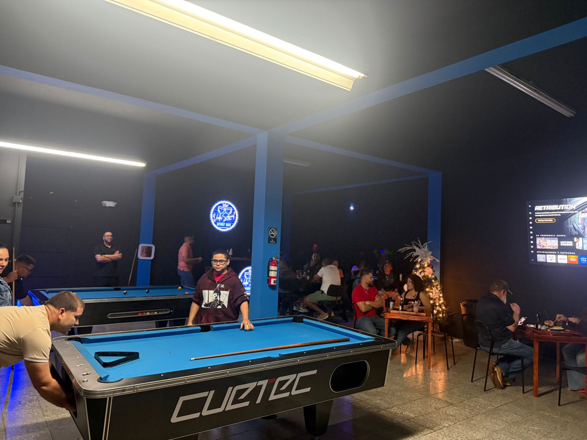 Mesas de billar y ambiente en Vida Social Sport Bar